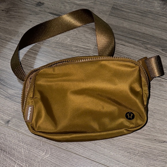lululemon athletica Handbags - Everywhere Belt Bag 1L (color: Allspice)
